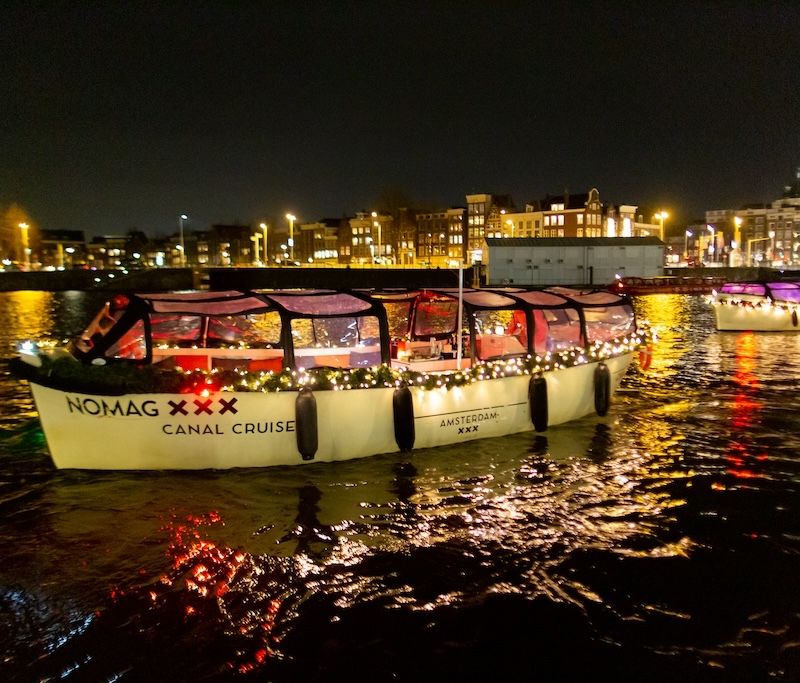 Amsterdam sloepentocht in de winter met lichtjes tijdens het Light Festival.