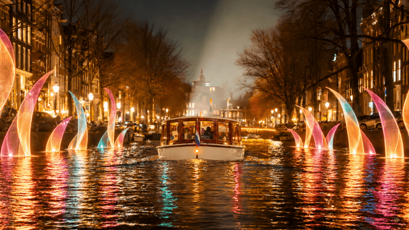 Salonboot langs het Amsterdam Light Festival