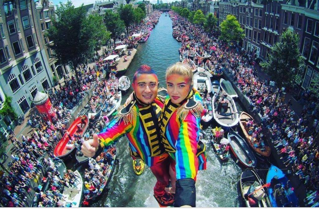 Privesloep huren met canal pride in Amsterdam